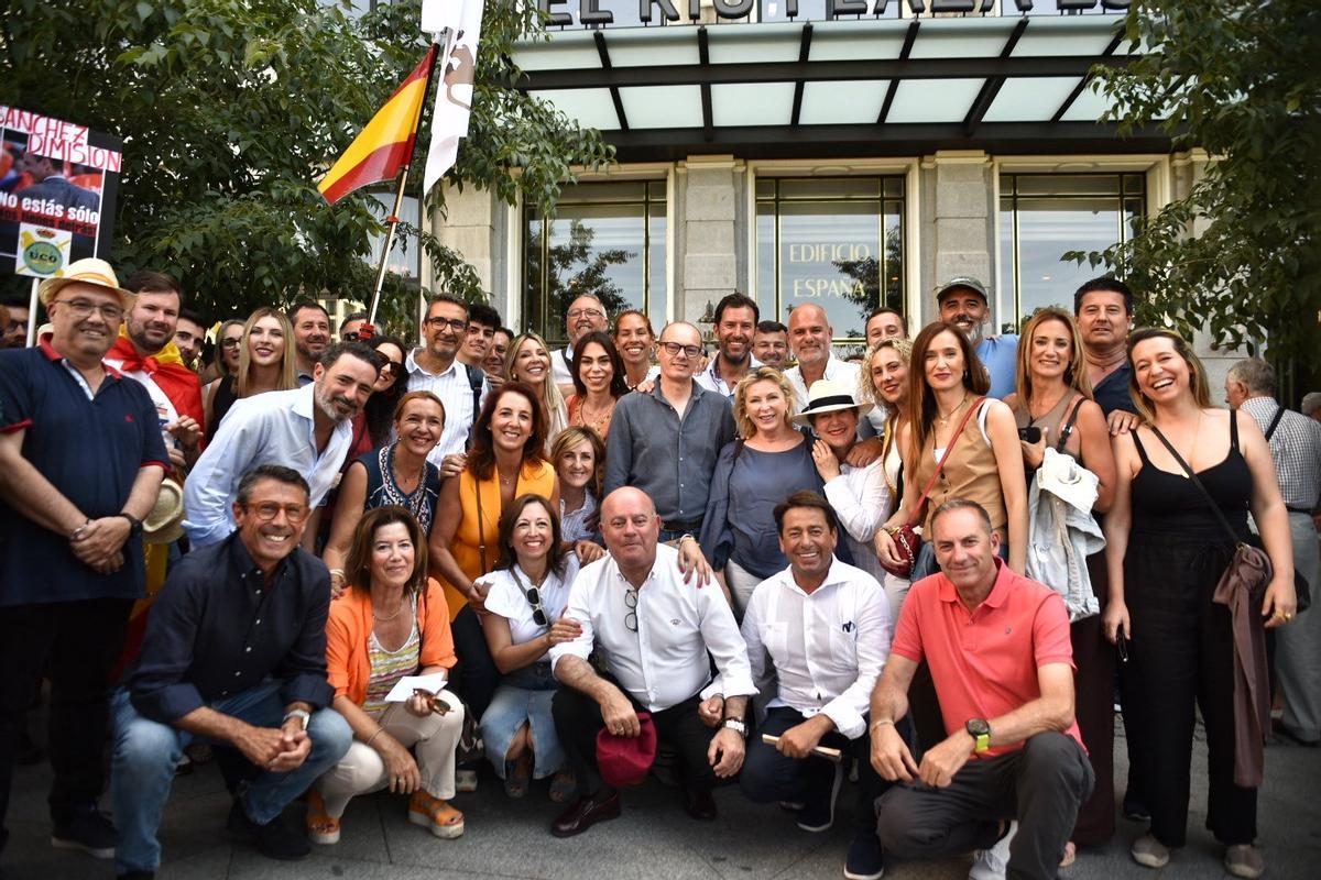 Representantes del PP de Málaga, este domingo en Madrid.