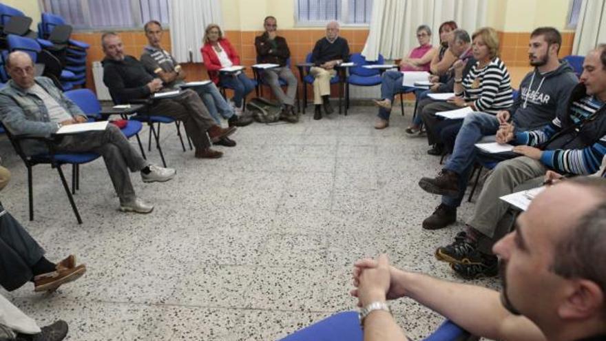 Reunión, ayer, de la junta directiva de la Federación de Asociaciones de Vecinos de la zona urbana.