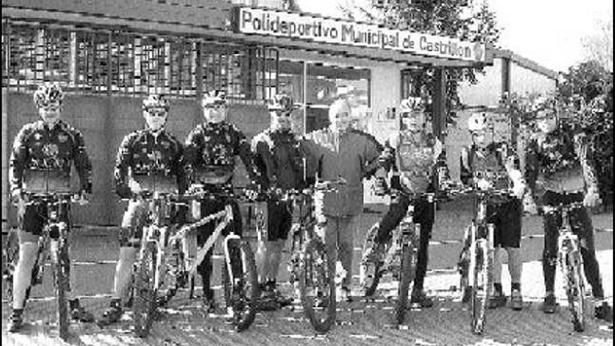 Los participantes en la ruta, delante del polideportivo de Piedras Blancas.