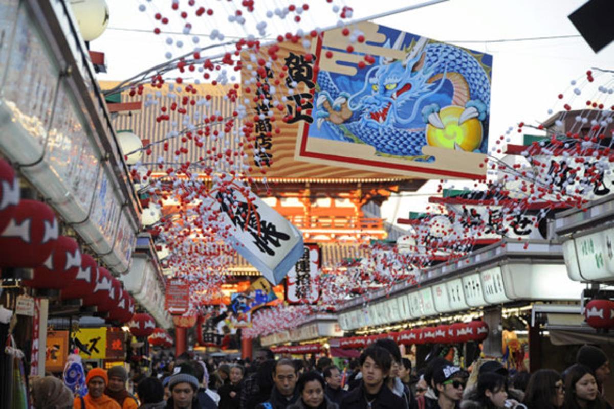 Compradors i turistes omplen de gom a gom el carrer comercial Nakamise d’Asakusa, a Tòquio (Japó).