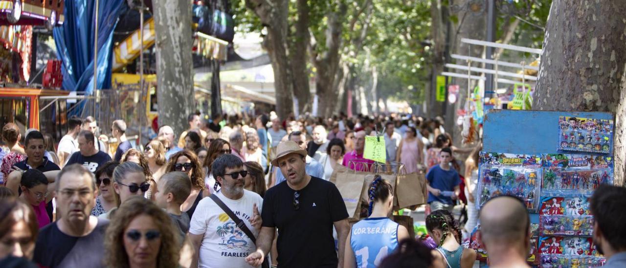 Ambiente en el Real de la Fira tras la «mascletà» de ayer. | PERALES IBORRA