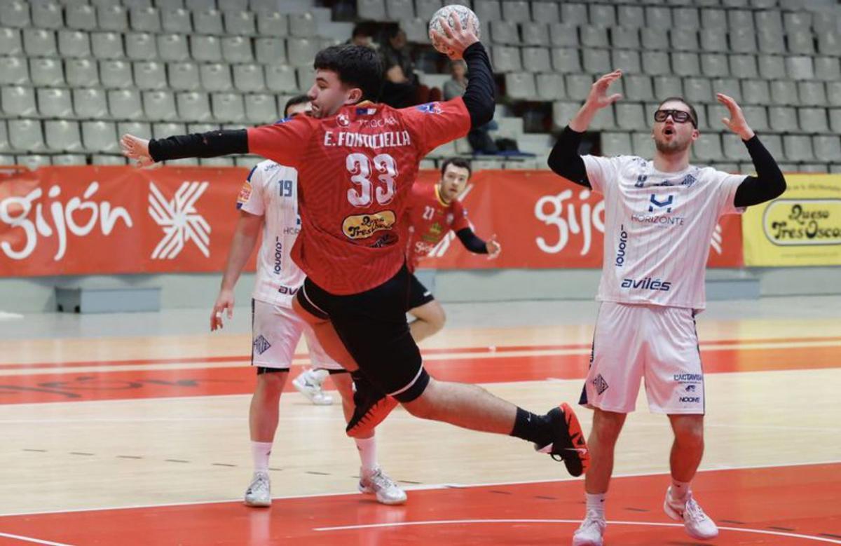 Fonticiella, del Royal Premium, se dispone a lanzar a puerta.  | ÁNGEL GONZÁLEZ