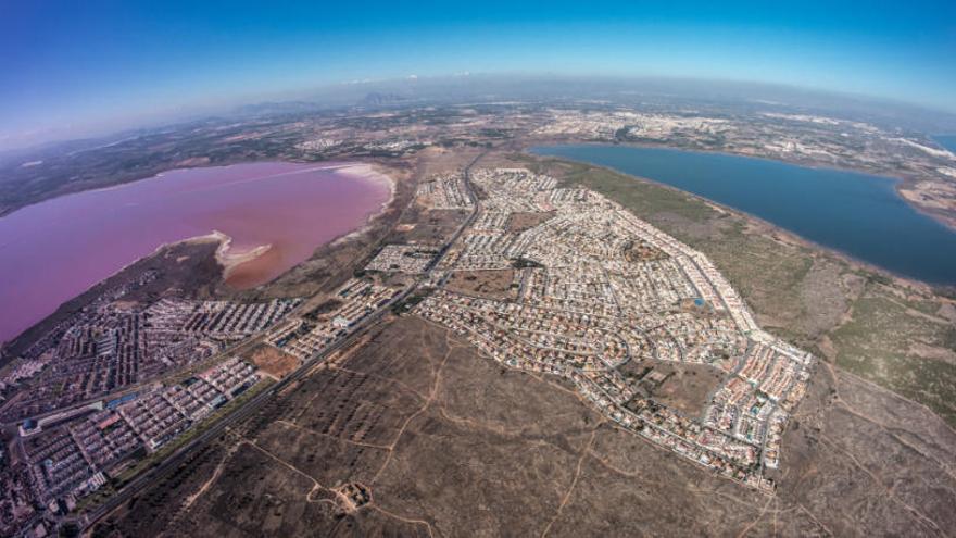 Imagen aérea de las lagunas de Torrevieja (izquierda), La Mata (derecha)/Foto Patricio Morales