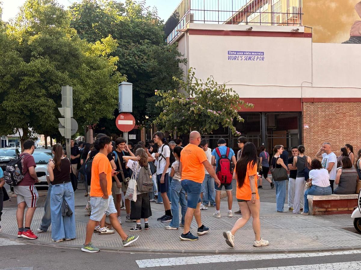 Alumnado y docentes concentrados en los alredodores del CPFPA Enric Valor de Alzira.