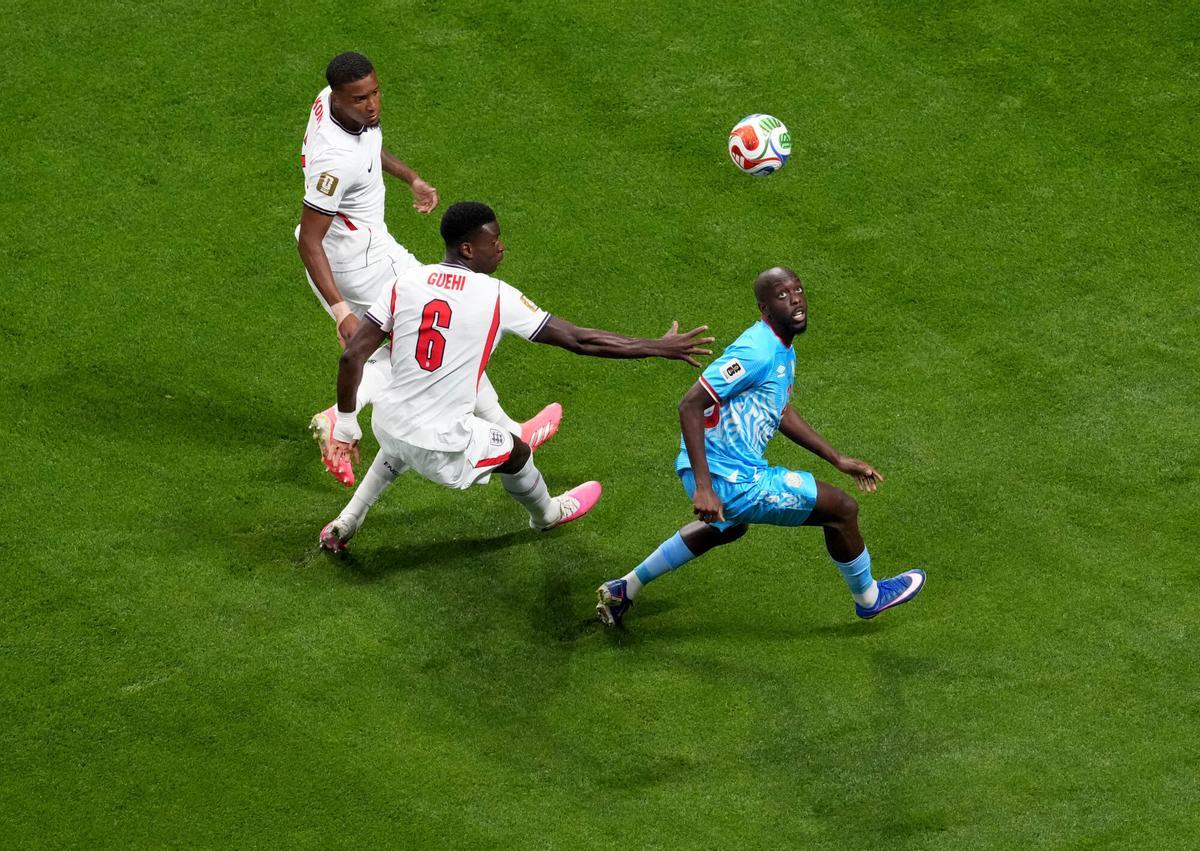 El delantero del Congo'Yoane Wissa intenta controlar un balón con la atención de Ezri Konsa y Marc Guéhi.