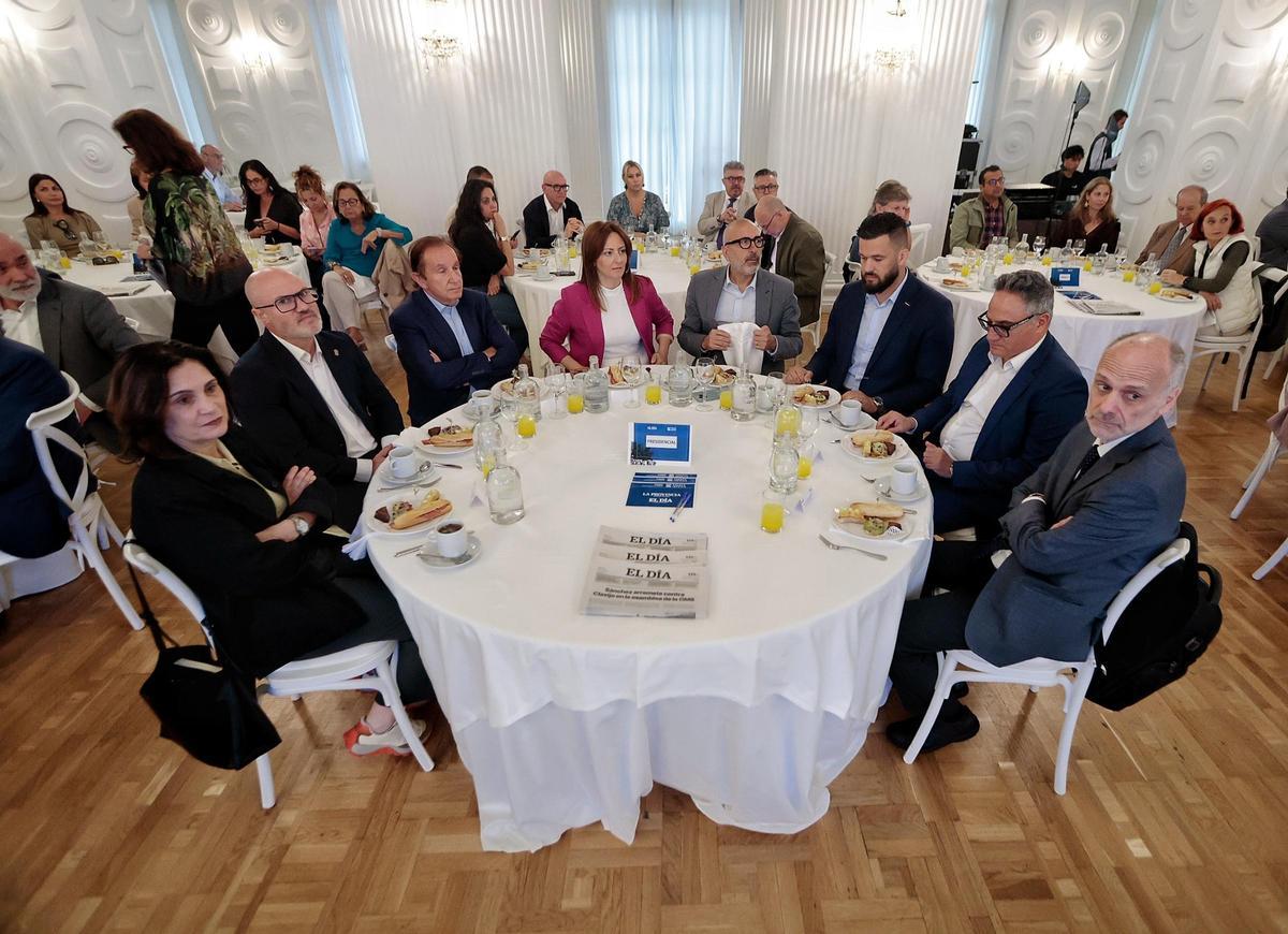 Mesa presidencial del foro.