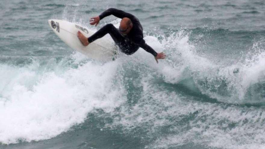 Vista de las olas del mar de A Lanzada, donde se celebró ayer un campeonato juvenil de surf.  // Muñiz