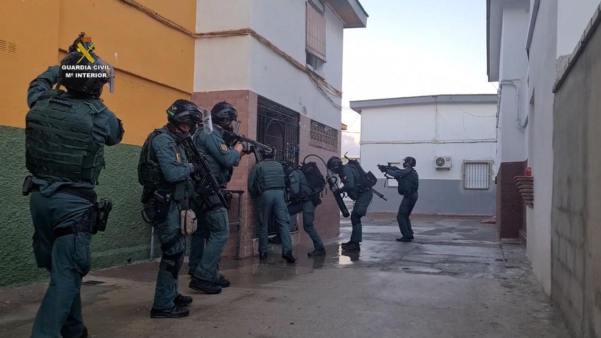 Acción policial en uno de los registros.