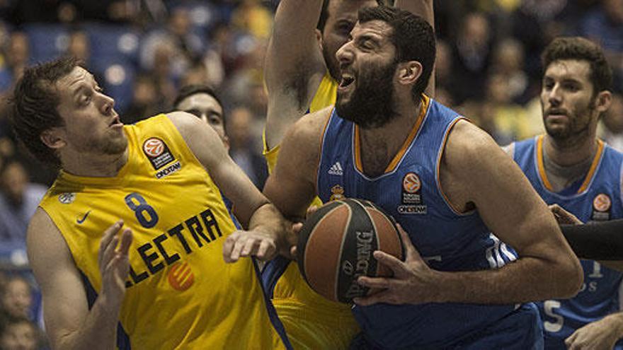 Bourousis, ante Ingles en una acción del partido.