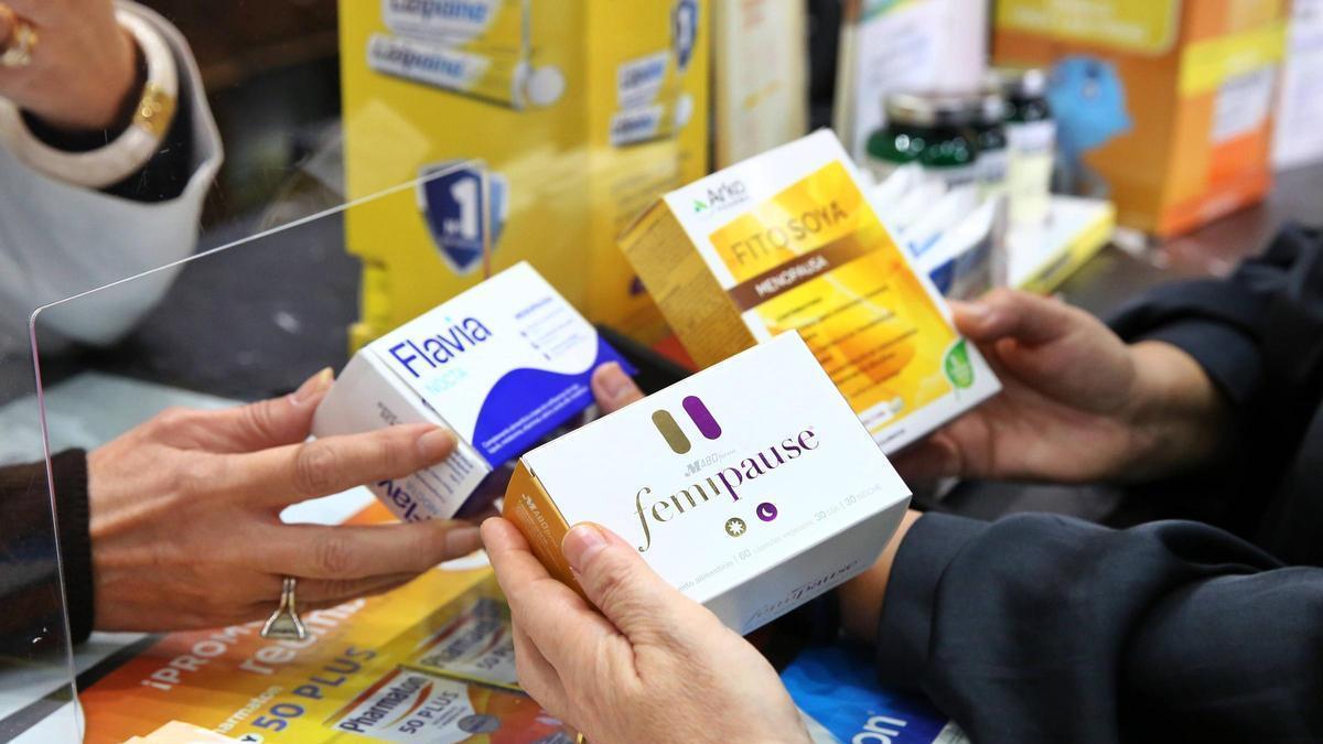 Fármacos para tratar los síntomas de la menopausia en una farmacia de Barcelona.