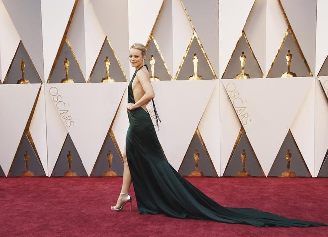 Premios Oscar 2016: Rachel McAdams con vestido de cola August Getty Atelier