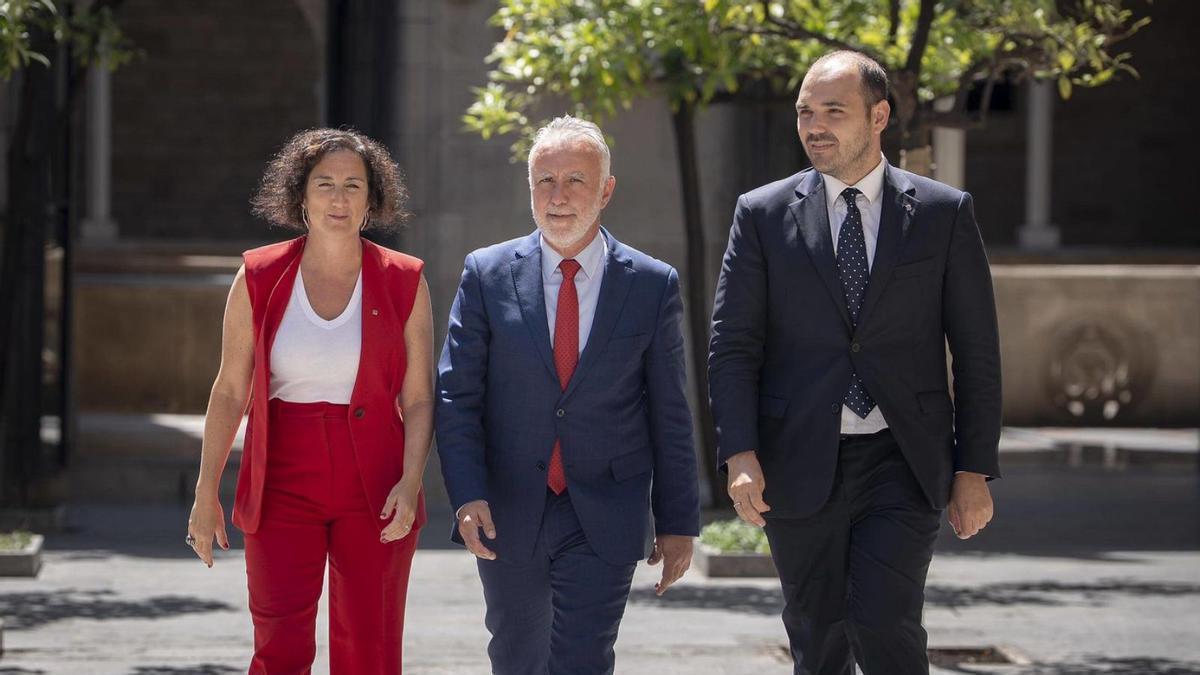 La consellera d’Economia, Alícia Romero; el ministre de Política Territorial, Ángel Víctor Torres;  i el conseller de la Presidència, Albert Dalmau, a la Generalitat el juliol passat. | FERRAN NADEU