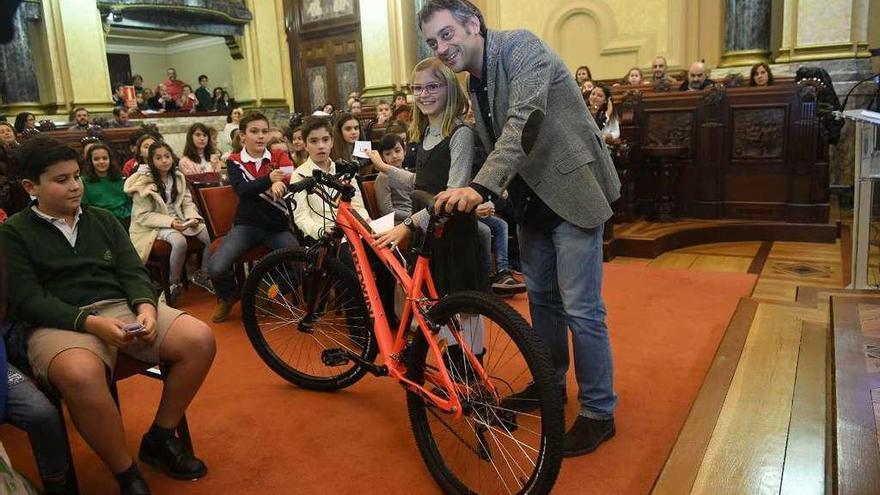 Premios para los ganadores de &#039;Agora quero ir camiñando ao cole&#039;