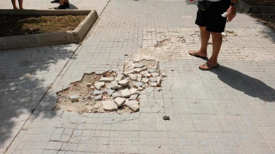 Uno de los agujeros en el pavimento de la plaza del Mediterráneo donde se han caído varias personas.