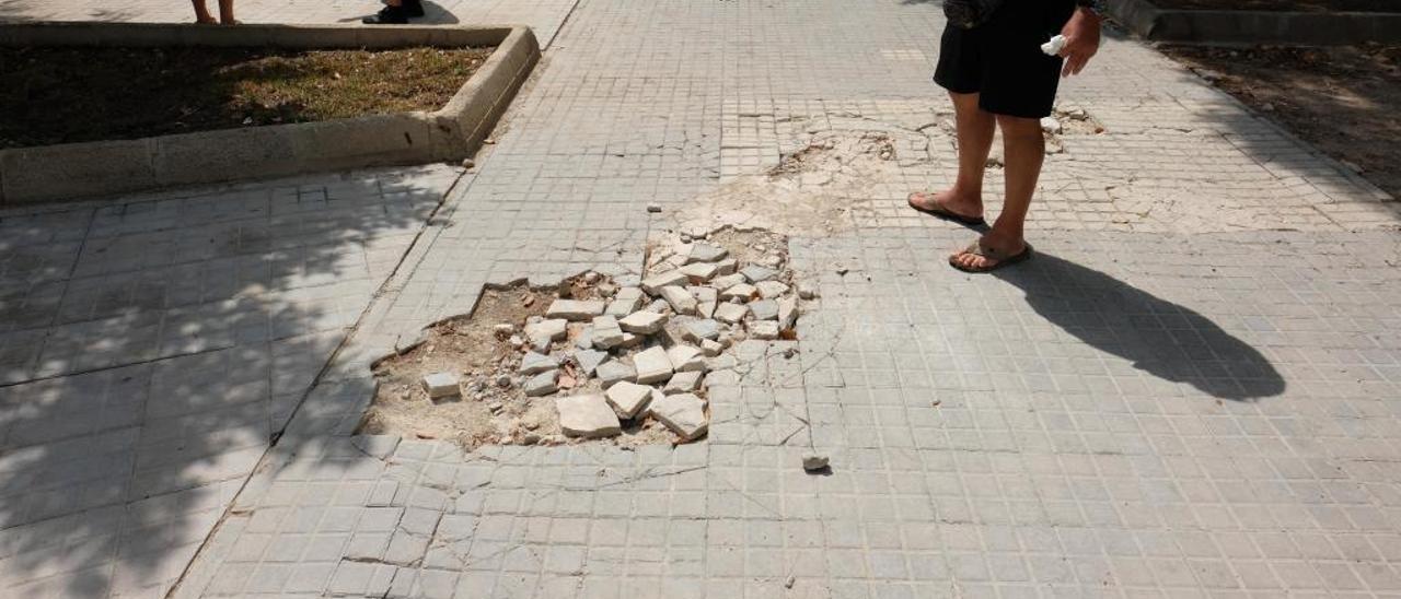 Uno de los agujeros en el pavimento de la plaza del Mediterráneo donde se han caído varias personas.