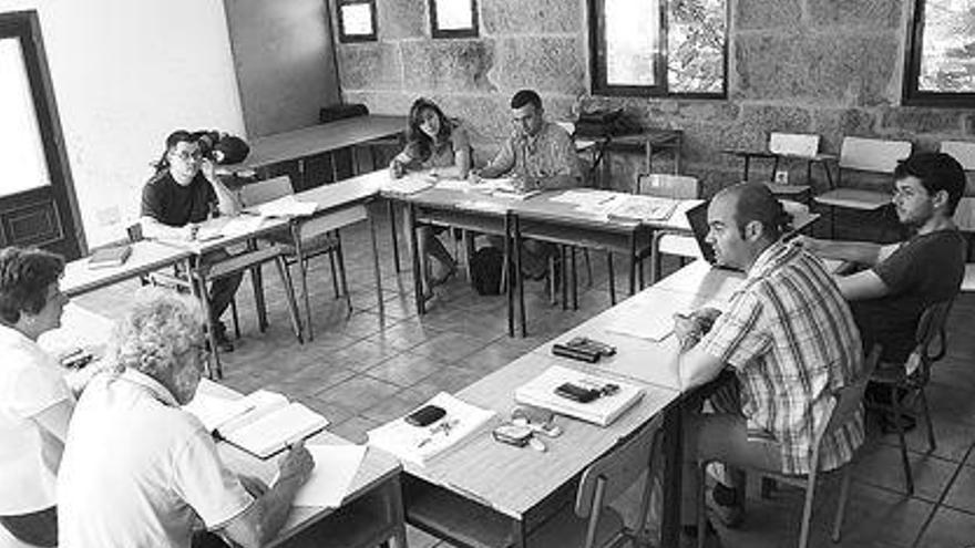 Juncal reunió a su equipo de gobierno en la antigua escuela de Torrecino, en Cela. / gonzalo núñez