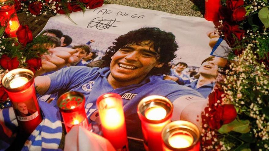 Flores y velas en recuerdo de Maradona.