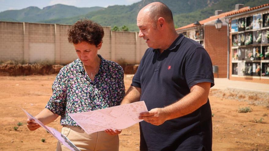 La alcaldesa, Carmina Ballester, y el concejal de Vía Pública, Vicente Ramón, visitaron el cementerio. | MEDITERRÁNEO