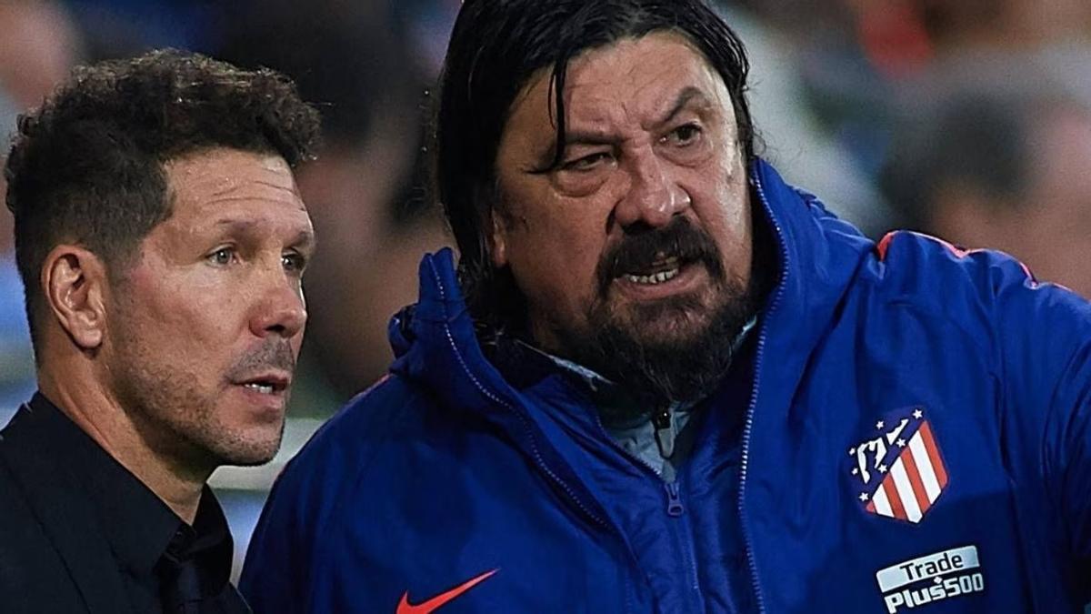 El Cholo Simeone y el Mono Burgos conversan durante un partido