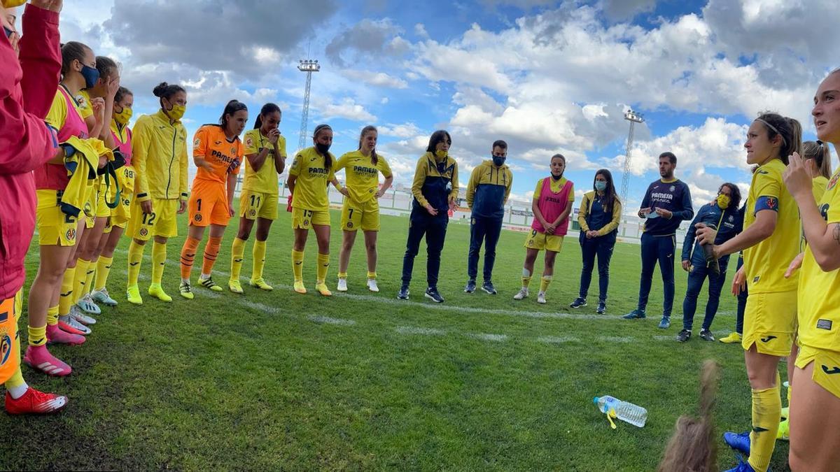 La entrenadora del Villarreal, Sara Monforte, ofrece una charla a sus jugadores sobre el césped del campo del Pozoalbense.