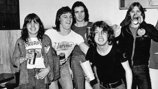 De izquierda a derecha, Malcolm Young, Mark Evans, Bon Scott, Angus Young y Phil Rudd, en el aeropuerto de Sídney, en 1976