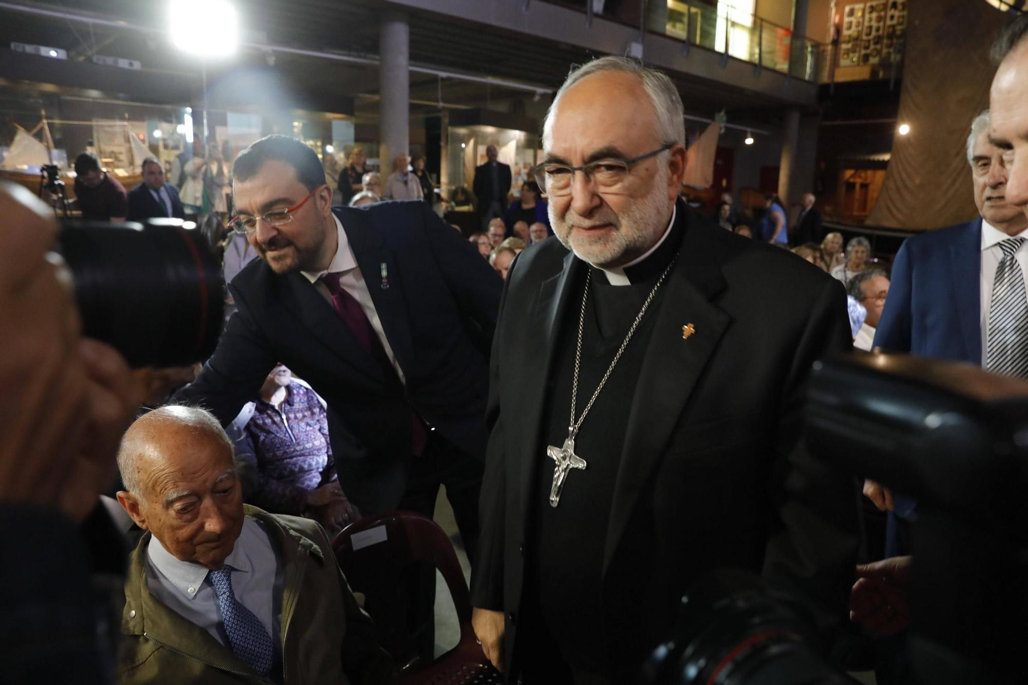El cardenal Ángel  Fernández Artime recibe el título de Hijo Predilecto de Asturias en Luanco (Gozón)