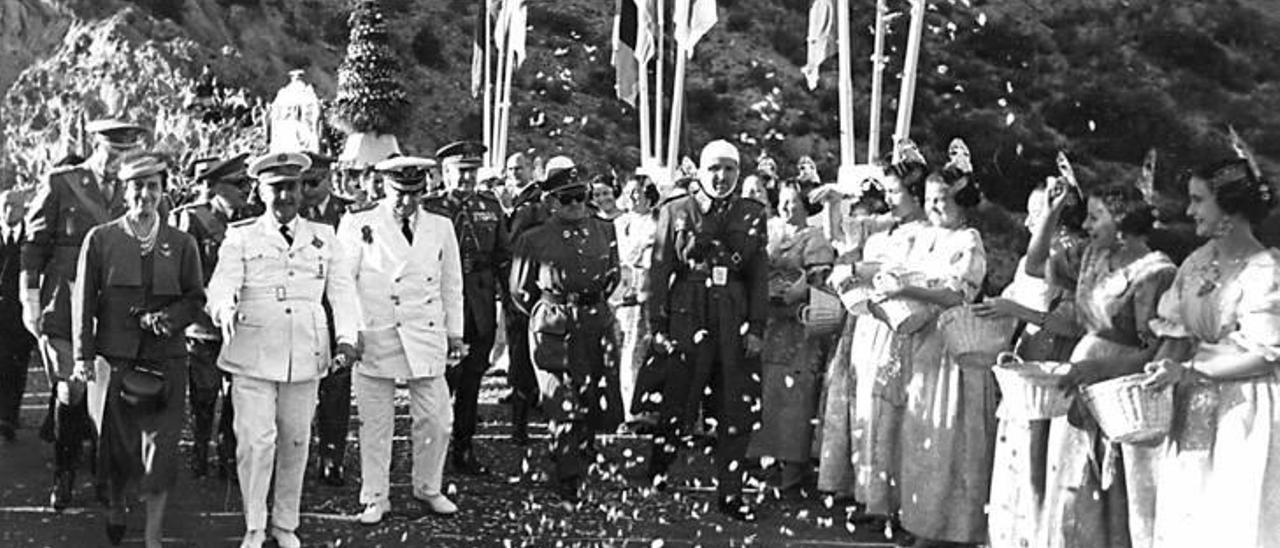 Franco y su séquito, a su entrada a la provincia de Valencia en 1954