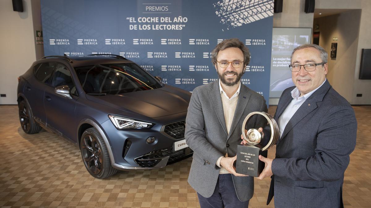 Aitor Moll y Mikel Palomera con la escultura de Martín Chirino en la que ya luce el nombre del Cupra Formentor como ganador del premio «Coche del Año de los Lectores 2021».