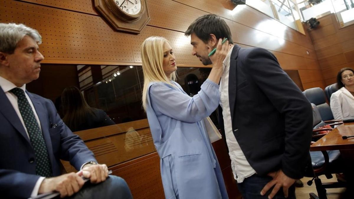 Cristina Cifuentes da el pésame a Ramón Espinar por el fallecimiento de su abuela durante el pleno de moción de censura en la Asamblea de Madrid.