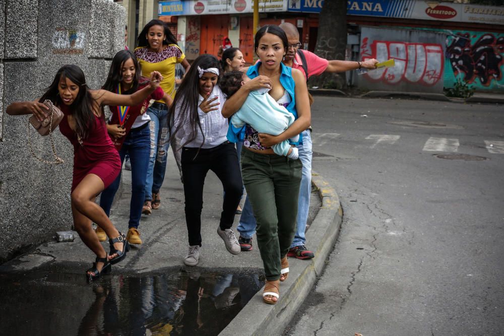 Manifestantes opositores se enfrentan a Guardia ...