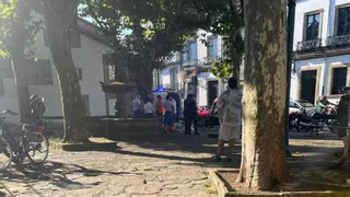 Fallece un hombre de avanzada edad por un infarto en la praza de San Roque de Santiago en plena ola de calor