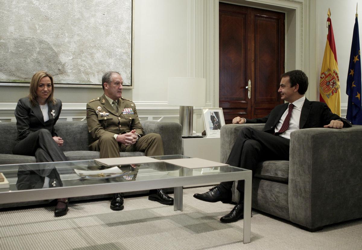 MADRID. 10-12-09. EL PRESIDENTE DEL GOBIERNO, JOSE LUIS RODRIGUEZ ZAPATERO, JUNTO A LA MINISTRA DE DEFENSA, CARME CHACON, DURANTE LA REUNION QUE HA MANTENIDO CON EL GENERAL ALBERTO ASARTA QUE TOMARA EL MANDO DE LA MISION DE LA ONU EN LIBANO,