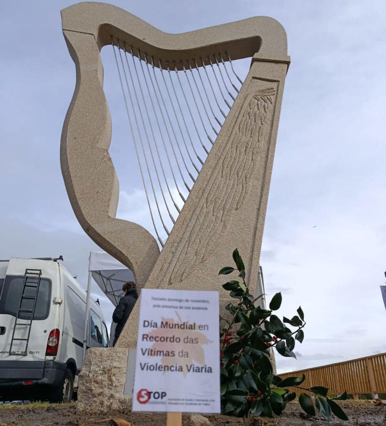 Arpa en recuerdo de las 
víctimas de tráfico, en Poio.
|  S. A.