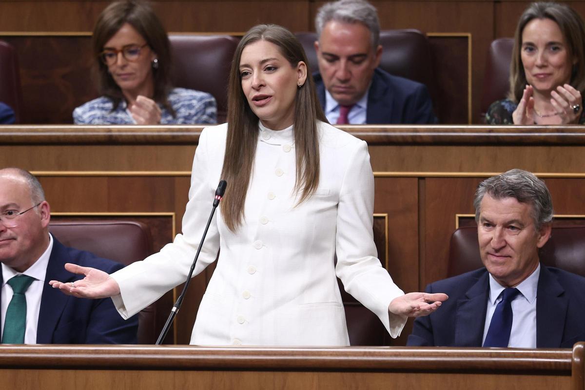 La portavoz del PP en el Congreso, Ester Muñoz, durante un pleno en el Congreso de los Diputados, a 15 de abril de 2026, en Madrid (España). Pleno de control al Gobierno con preguntas e interpelaciones de la oposición centradas en corrupción, gestión de l