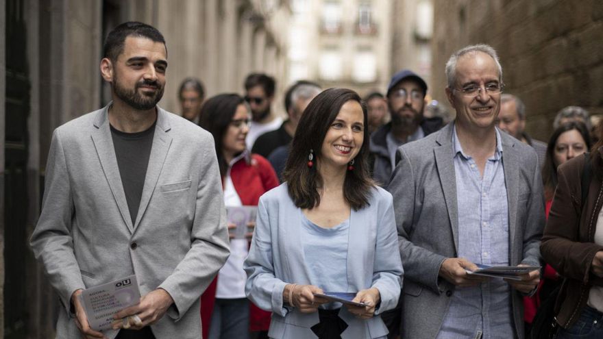 Borja San Ramón e Ione Belarra de Podemos, con el candidato en Ourense, Toño Naval. | // BRAIS LORENZO