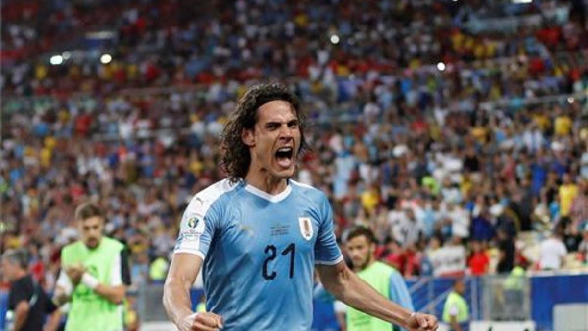 Cavani doblega a Chile y clasifica a Uruguay como primero (ES)