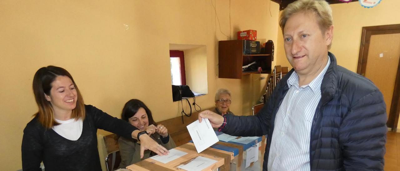 Herrero, votando en las últimas elecciones municipales.