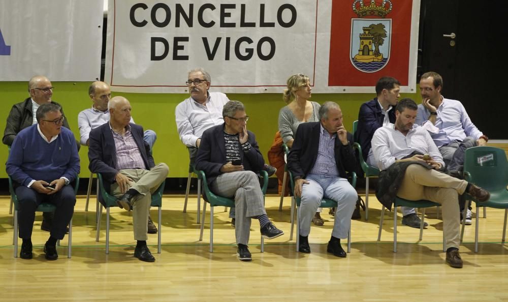 Celta Zorka y Perfumerías Avenida disputan un amistoso en honor al presidente del club vigués. Horas antes jugaron las categorías inferiores del Club Baloncesto Porriño y el Corruña Basquet Atlántico.