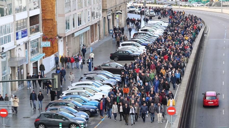 Trabajadores del naval vigués marchan hacia la Xunta tras la muerte de un operario en accidente laboral