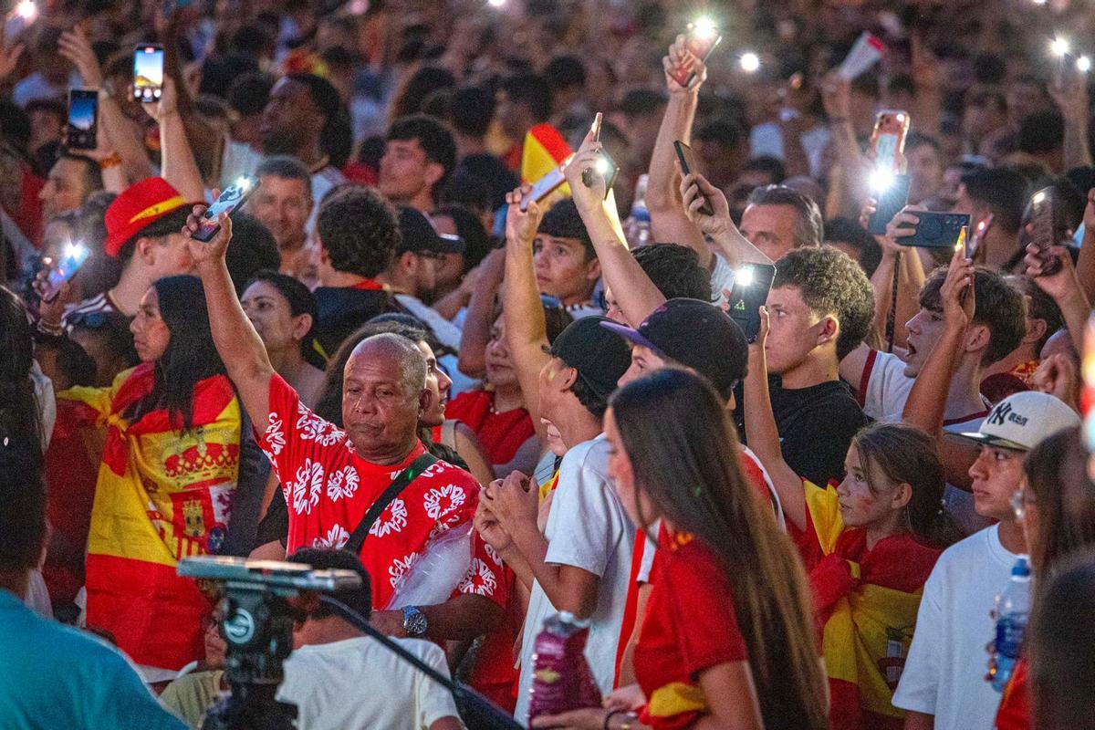 En imágenes | La plaza del Pilar de Zaragoza ya vibra con el España-Bélgica En imágenes | La plaza del Pilar de Zaragoza ya vibra con el España-Bélgica