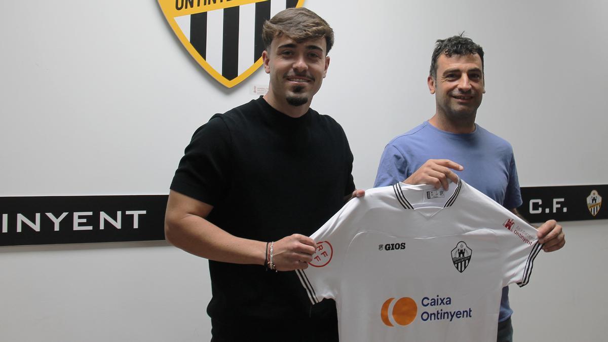 El nuevo entrenador del Ontinyent 1931, Rubén Sanz, y Juanma Bas en la presentación del técnico.