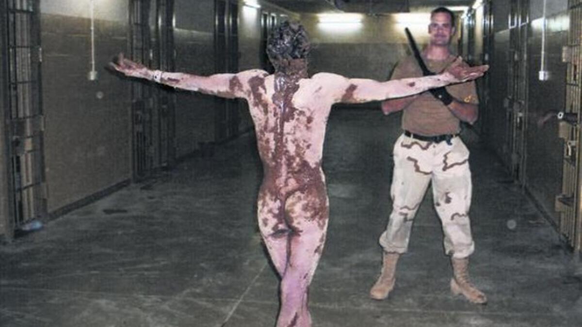 ABU GHRAIB Un iraquí desnudo y esposado en los tobillos, en el 2004