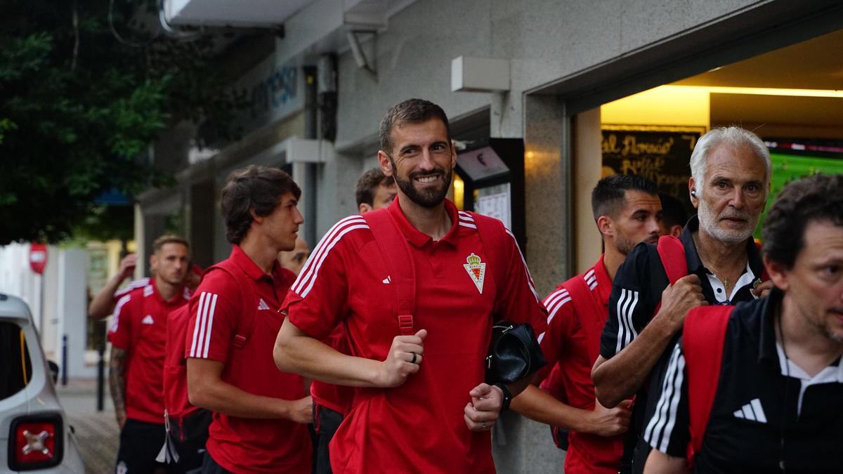 Los jugadores del Real Murcia, a su llegada ayer a Ibiza