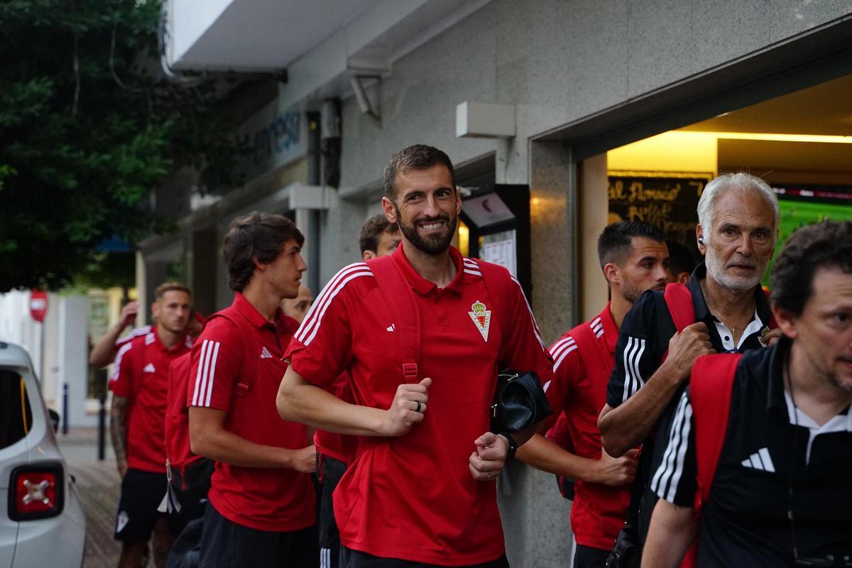 Los jugadores del Real Murcia, a su llegada ayer a Ibiza