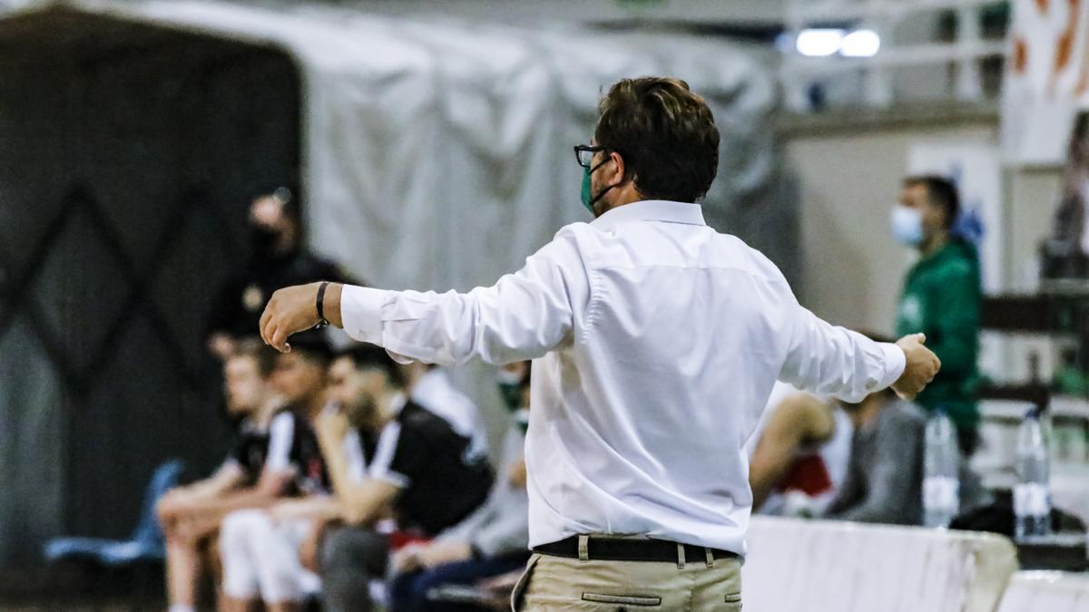 Roberto Blanco abre los brazos durante el partido ante el Huesca.