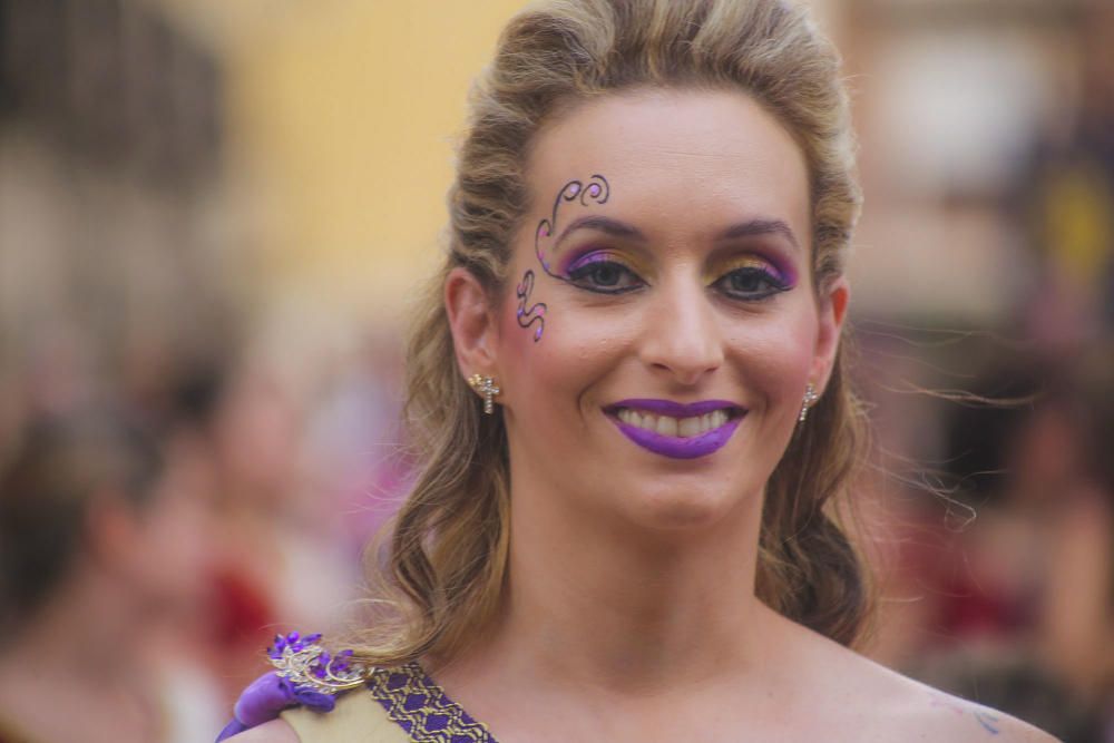 Desfile de abanderadas, ofrenda floral y procesión