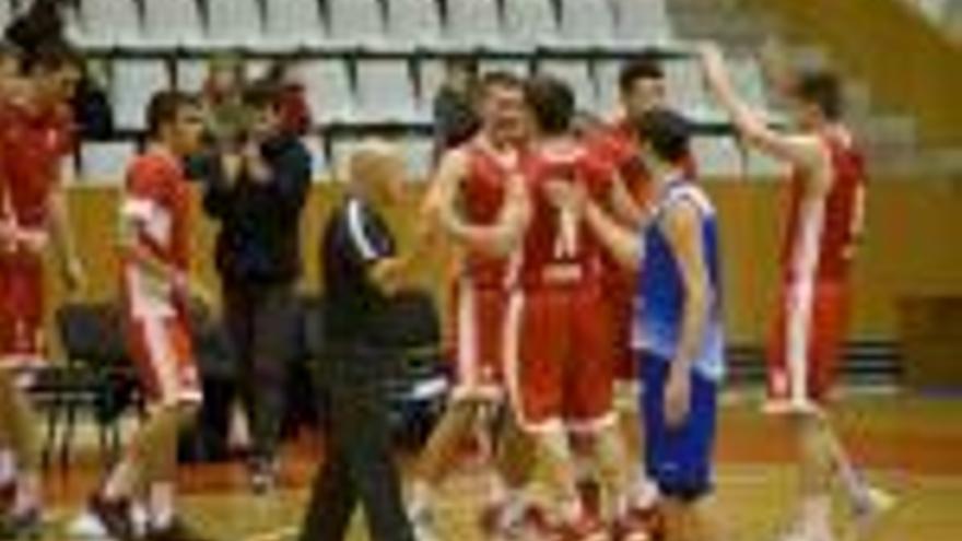 Els jugadors del Bàsquet Girona, celebrant una victòria a Fontajau.