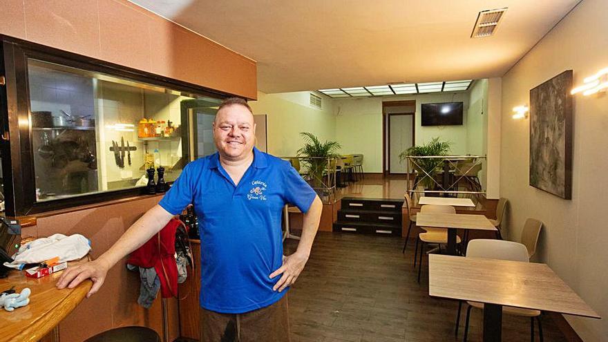 Manuel Izquierdo, con el interior del bar a punto para abrir este lunes. 