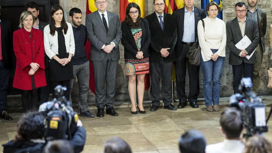 El Consell en pleno en el minuto de silencio en la Generalitat.