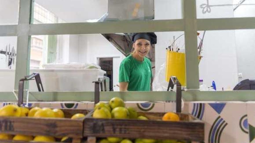 La joven Nuria, en la cocina de la Tapería Astrid en el centro de Málaga.